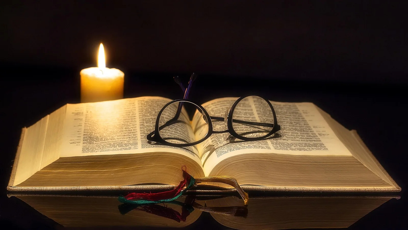 Aufgeschlagene Bibel im Licht