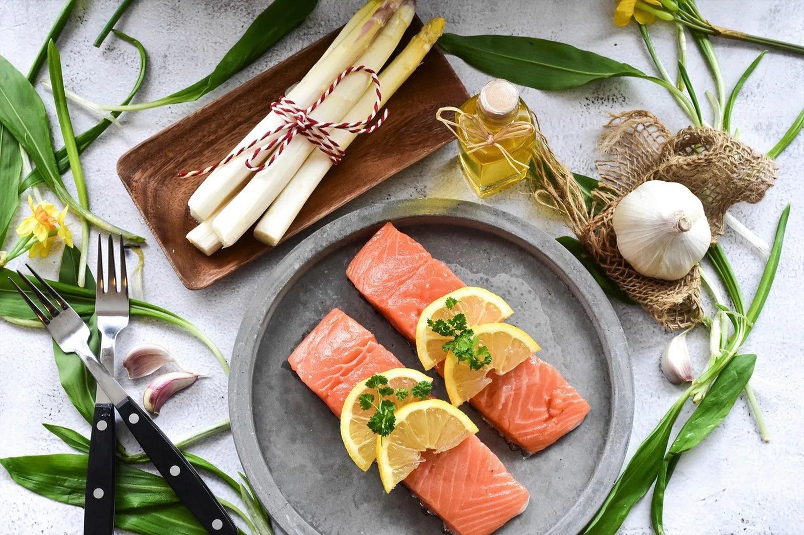 Lachs, Olivenöl und frische Kräuter