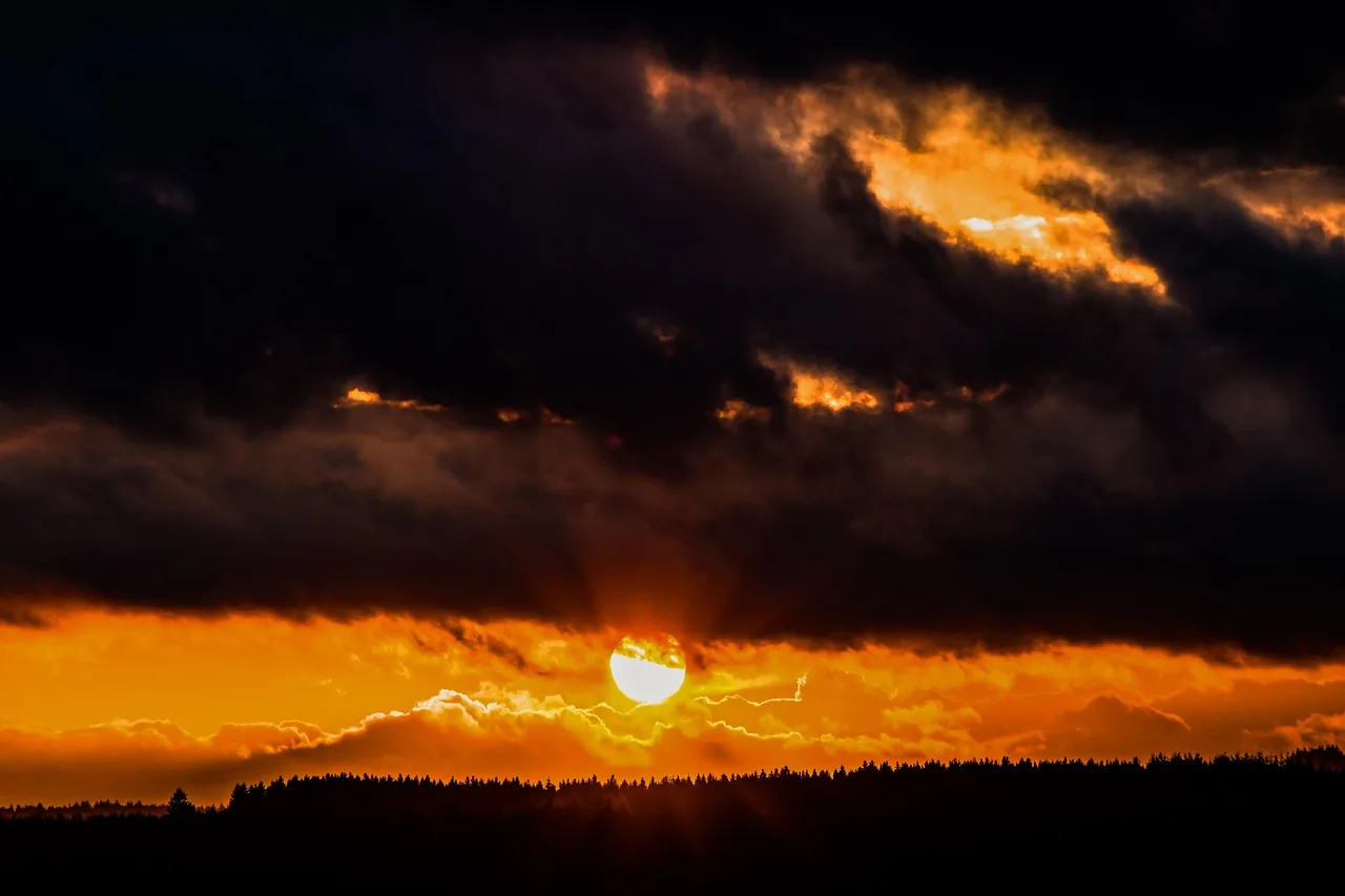 Die Sonne bricht durch dunkle Wolken